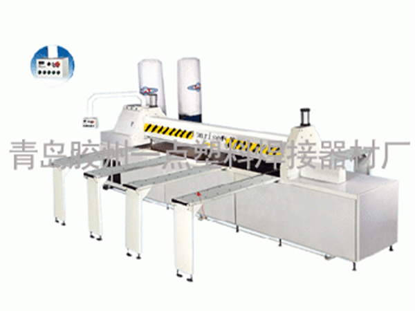 Plastic cutting machine